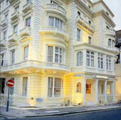 2 photo hotel DUKE OF LEINSTER, London, England